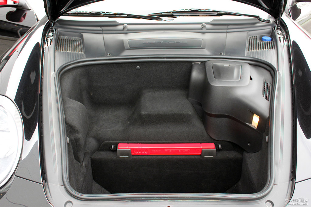 玄武巖黑保時捷911后備廂空間圖片