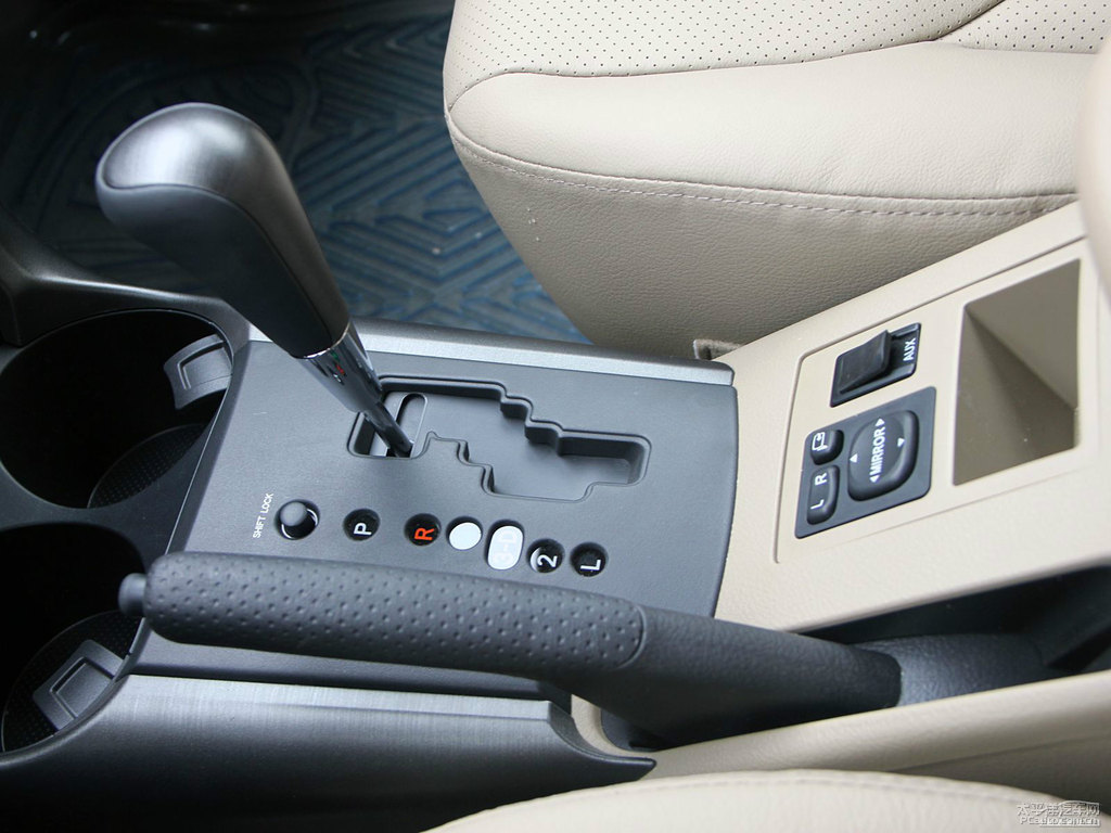 超級白RAV4榮放內(nèi)飾圖片