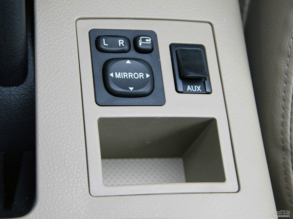 超級白RAV4榮放內(nèi)飾圖片