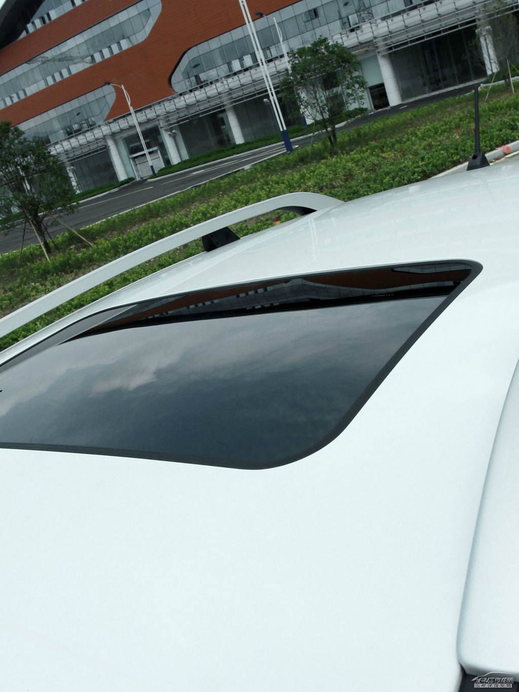 ɰ׼{ǽݴ7 SUV^DƬ