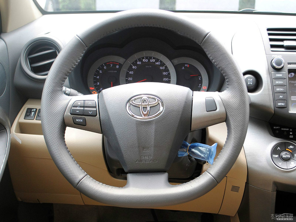 超級白RAV4榮放內(nèi)飾圖片