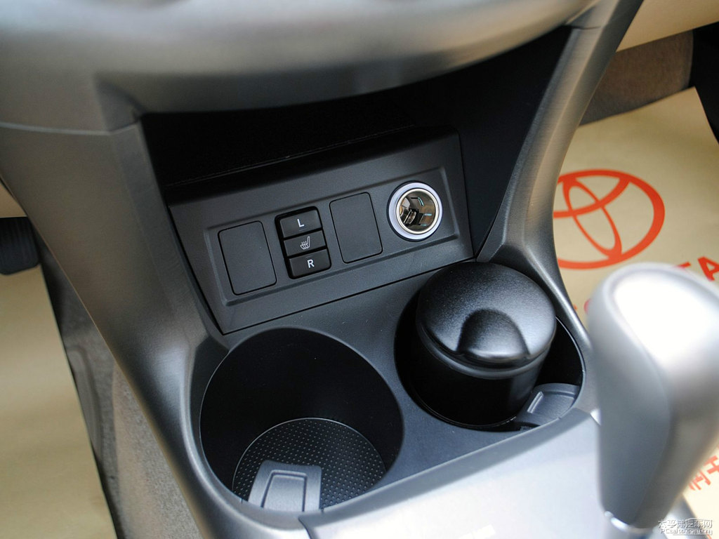 超級白RAV4榮放內(nèi)飾圖片