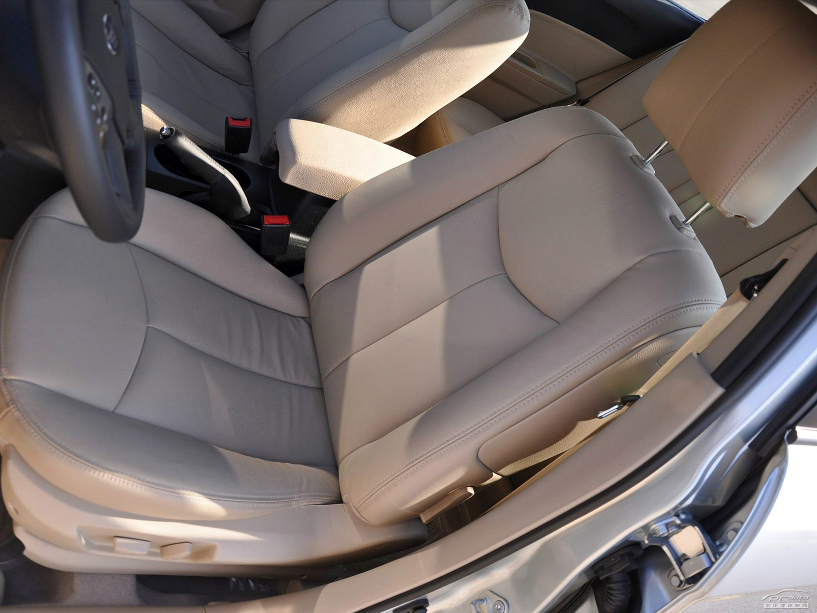 奔騰B50內(nèi)飾高清大圖