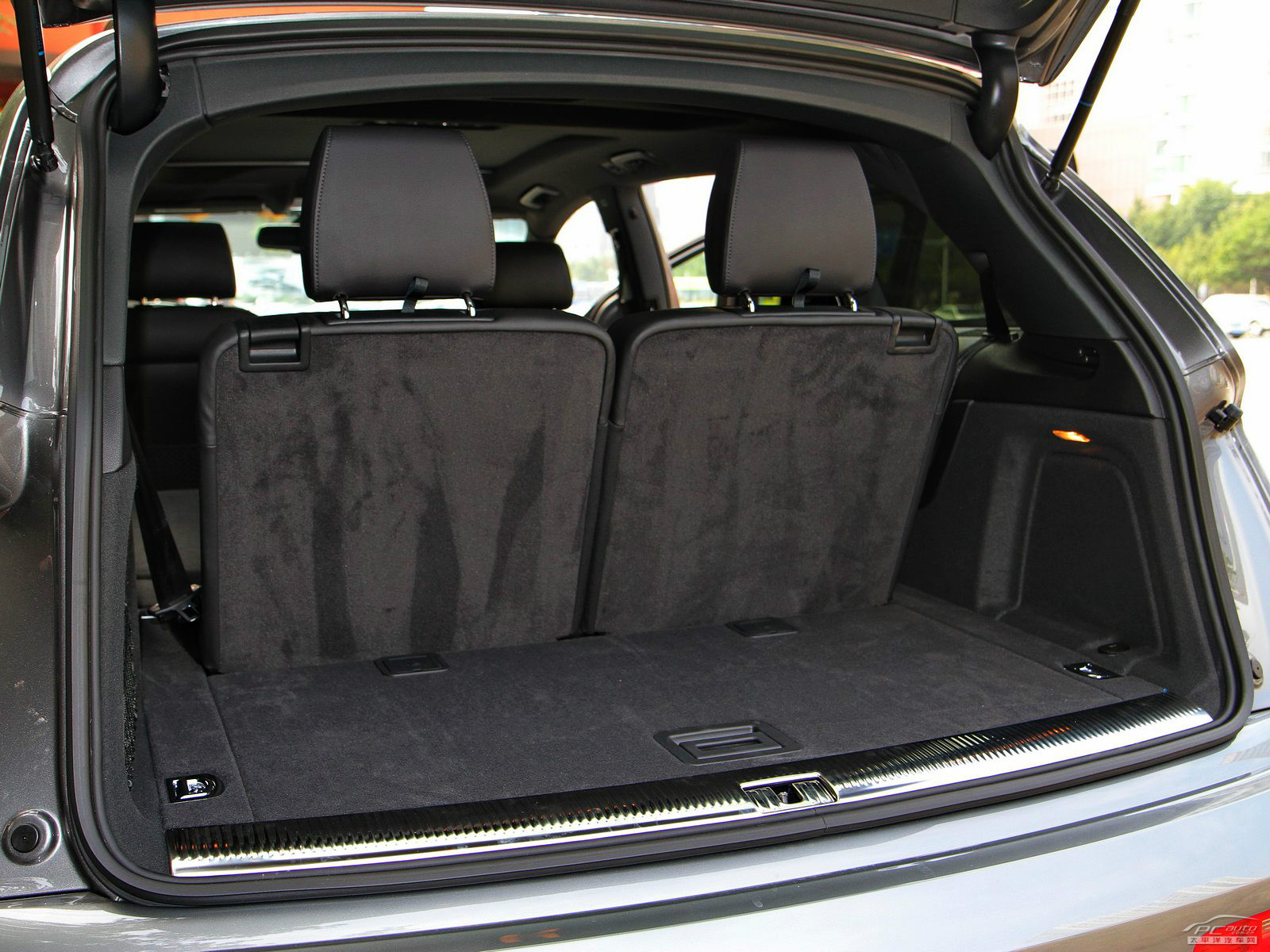 奧迪Q7空間高清大圖