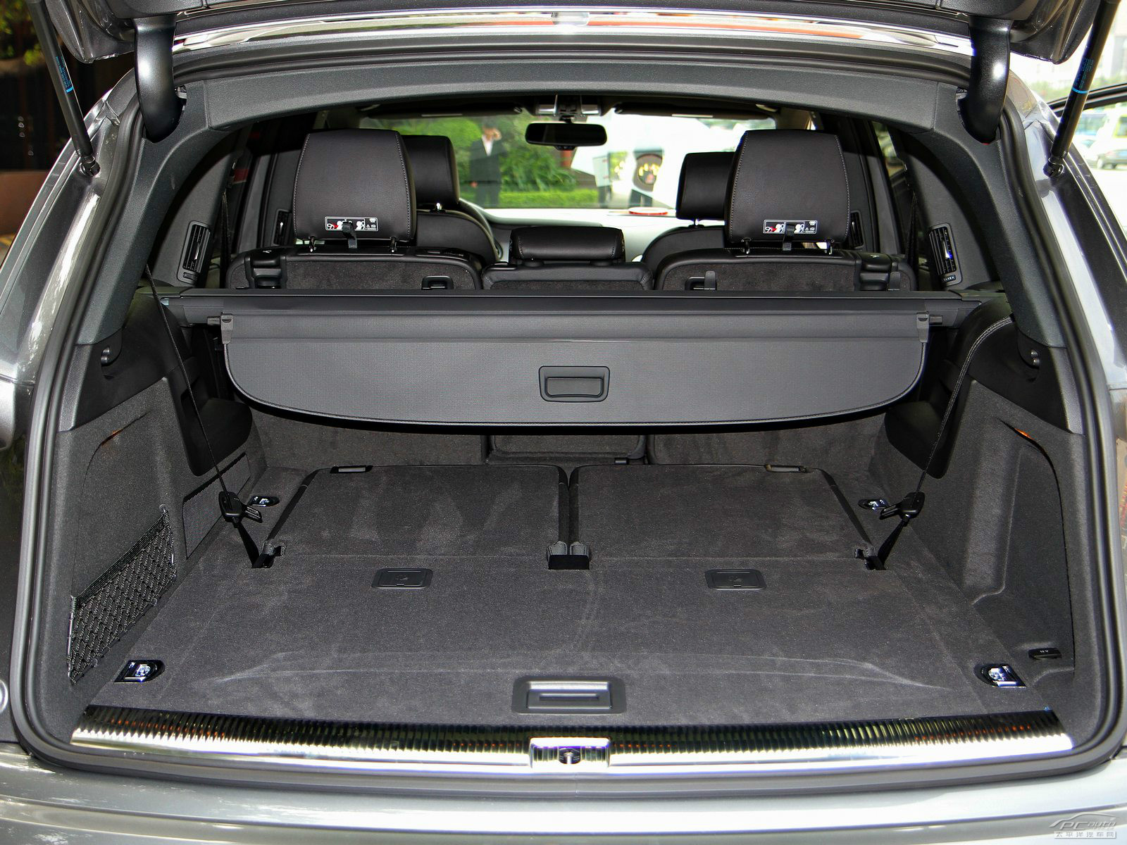 奧迪Q7空間高清大圖