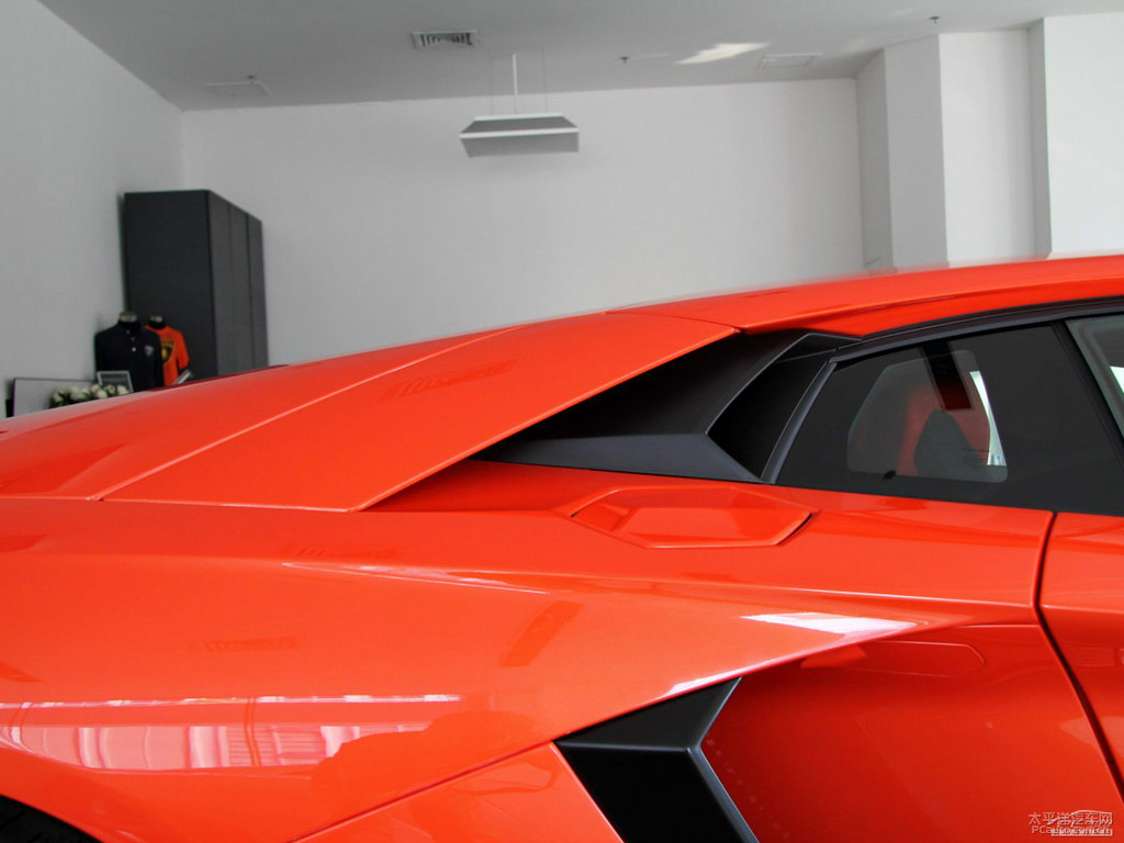 ɫAventador܇^DƬ
