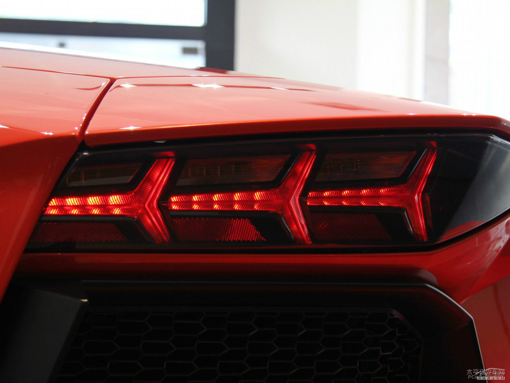 橙色Aventador車尾外觀圖片