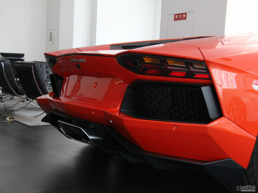 橙色Aventador車尾外觀圖片
