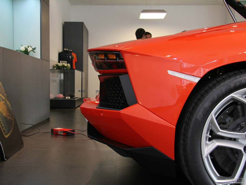 橙色Aventador車尾外觀圖片