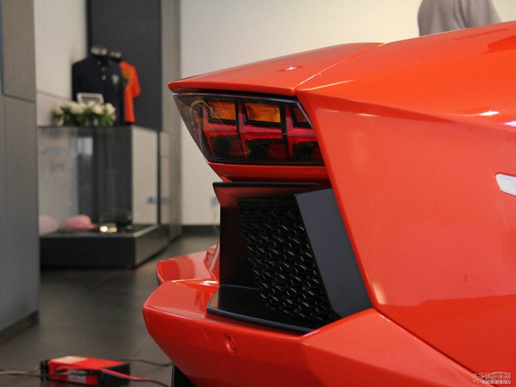橙色Aventador車尾外觀圖片