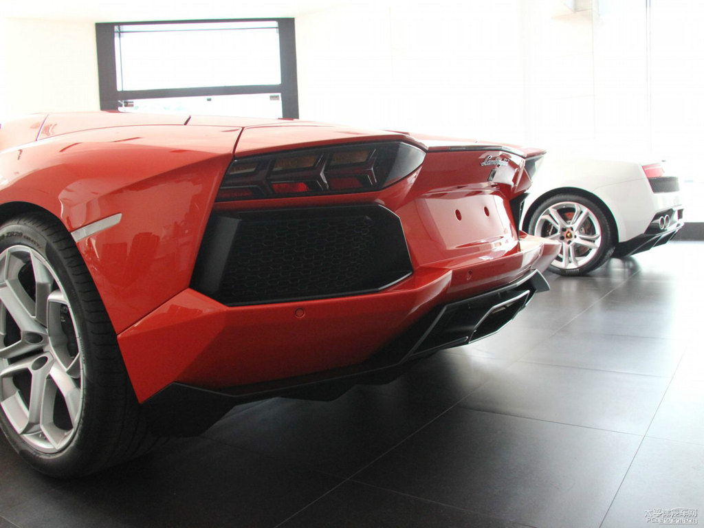 橙色Aventador車尾外觀圖片