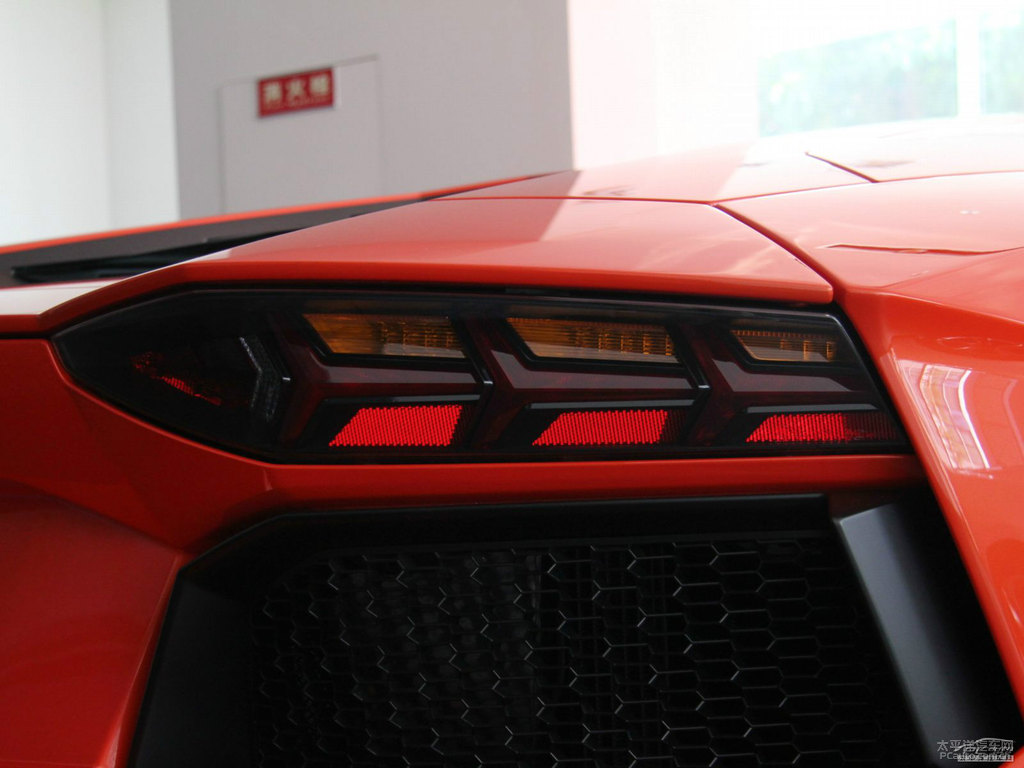 橙色Aventador車尾外觀圖片