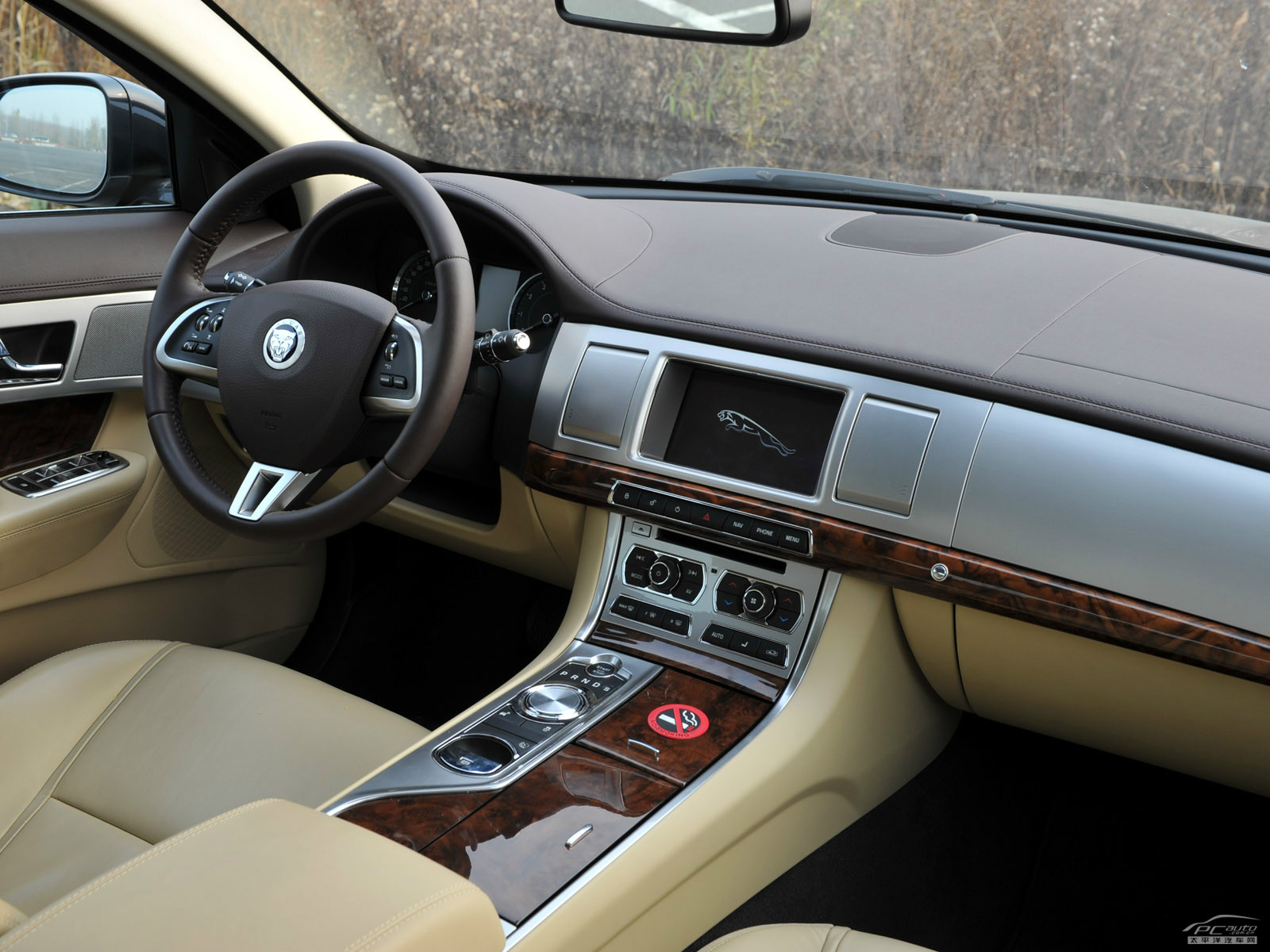 捷豹XF(進口)內(nèi)飾高清大圖