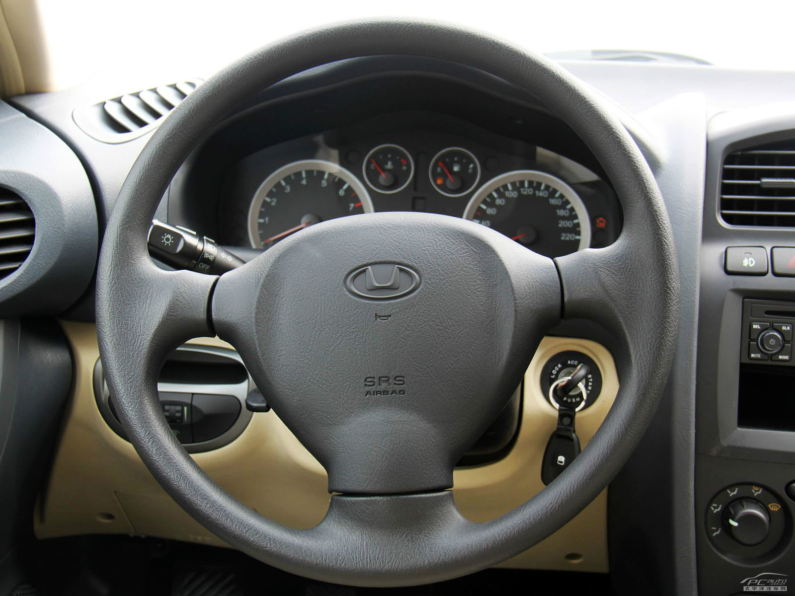 圣達(dá)菲C9內(nèi)飾高清大圖