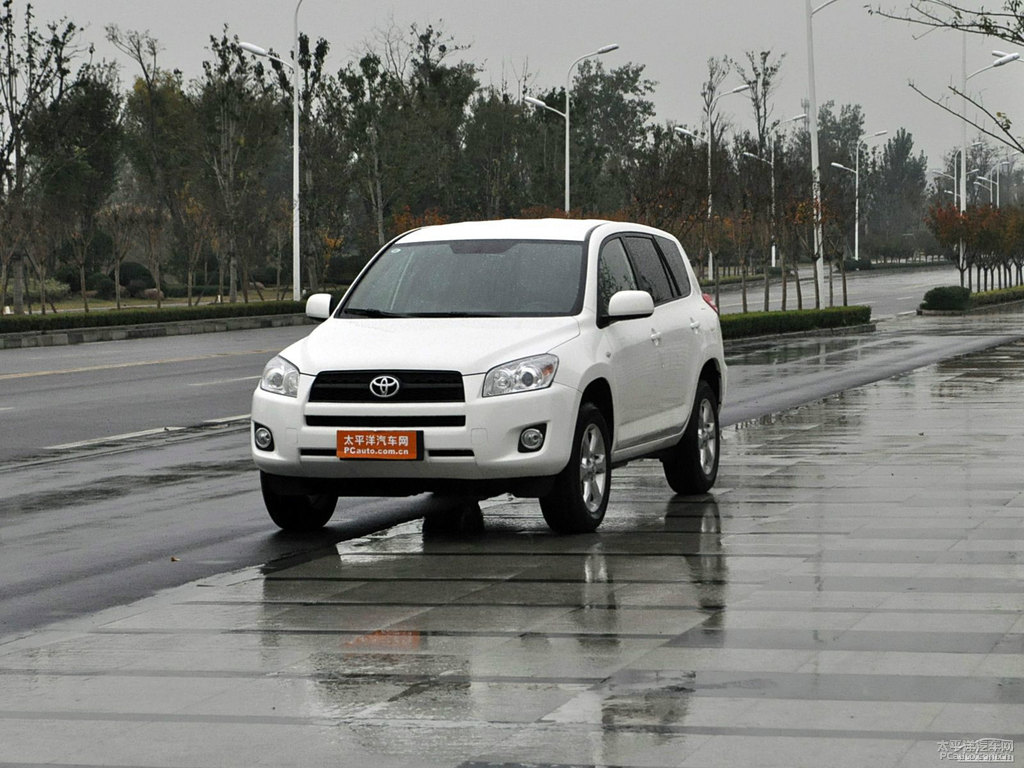 超級白RAV4榮放外觀圖片