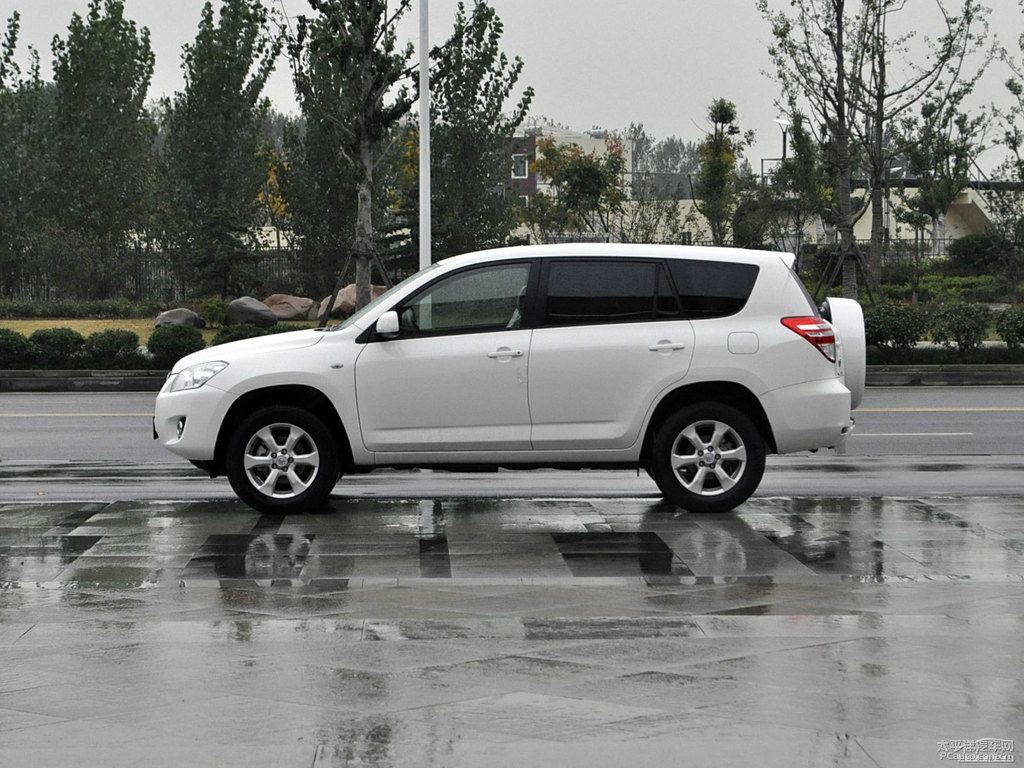 超級白RAV4榮放外觀圖片
