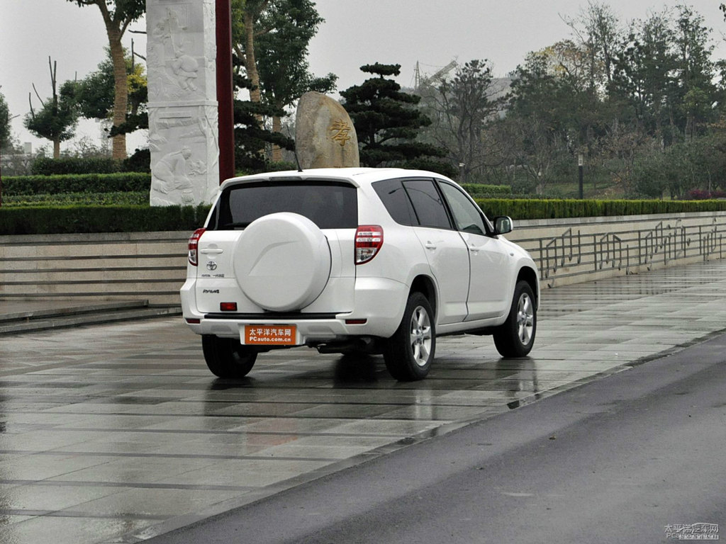 超級白RAV4榮放外觀圖片