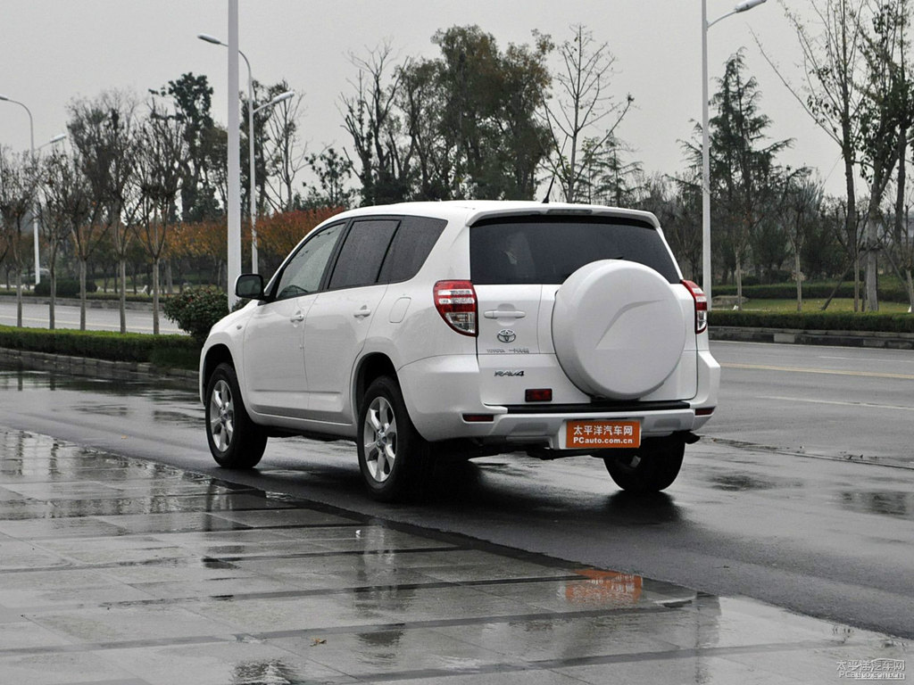 超級白RAV4榮放外觀圖片