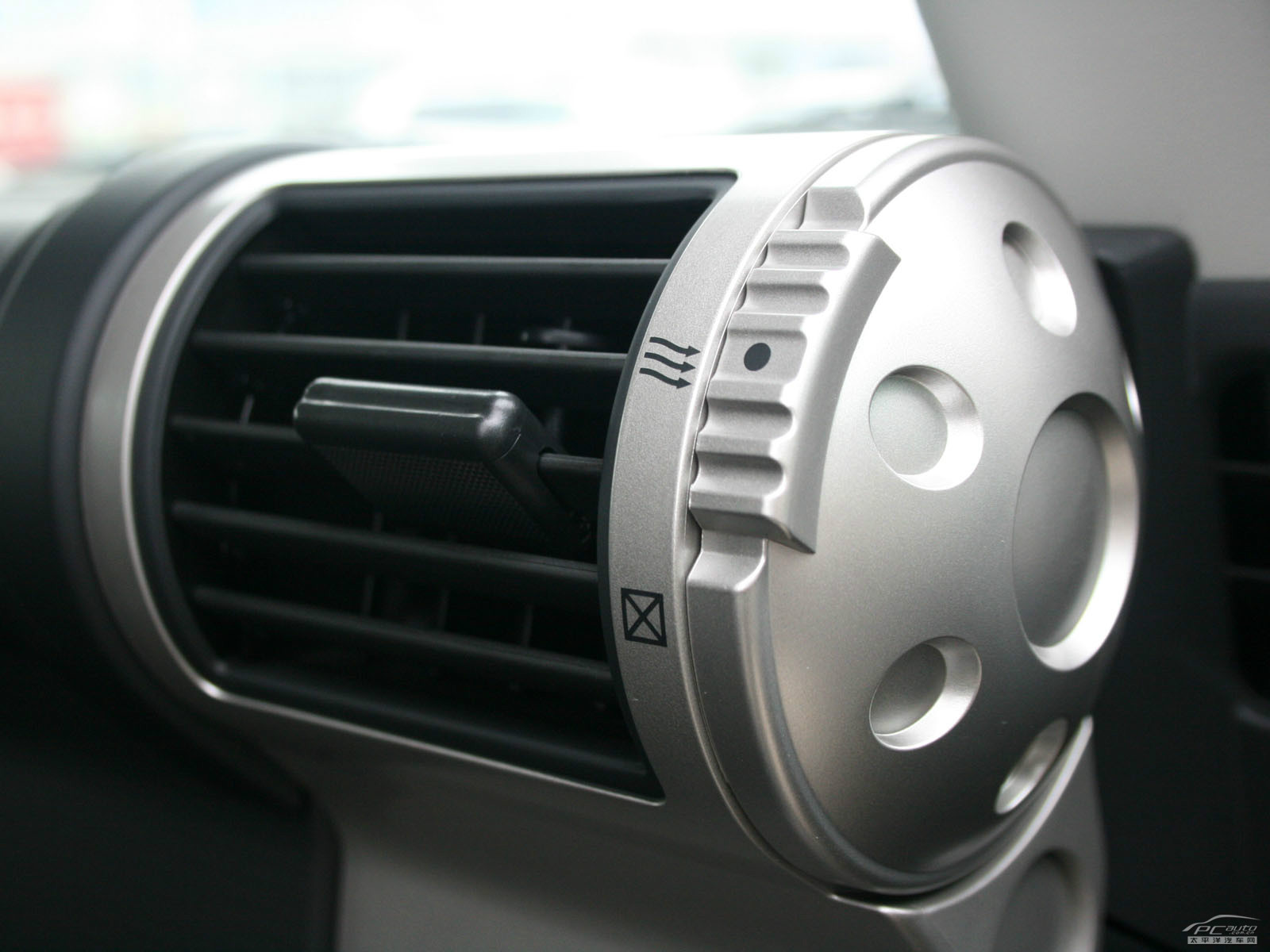 FJ酷路澤內(nèi)飾高清大圖