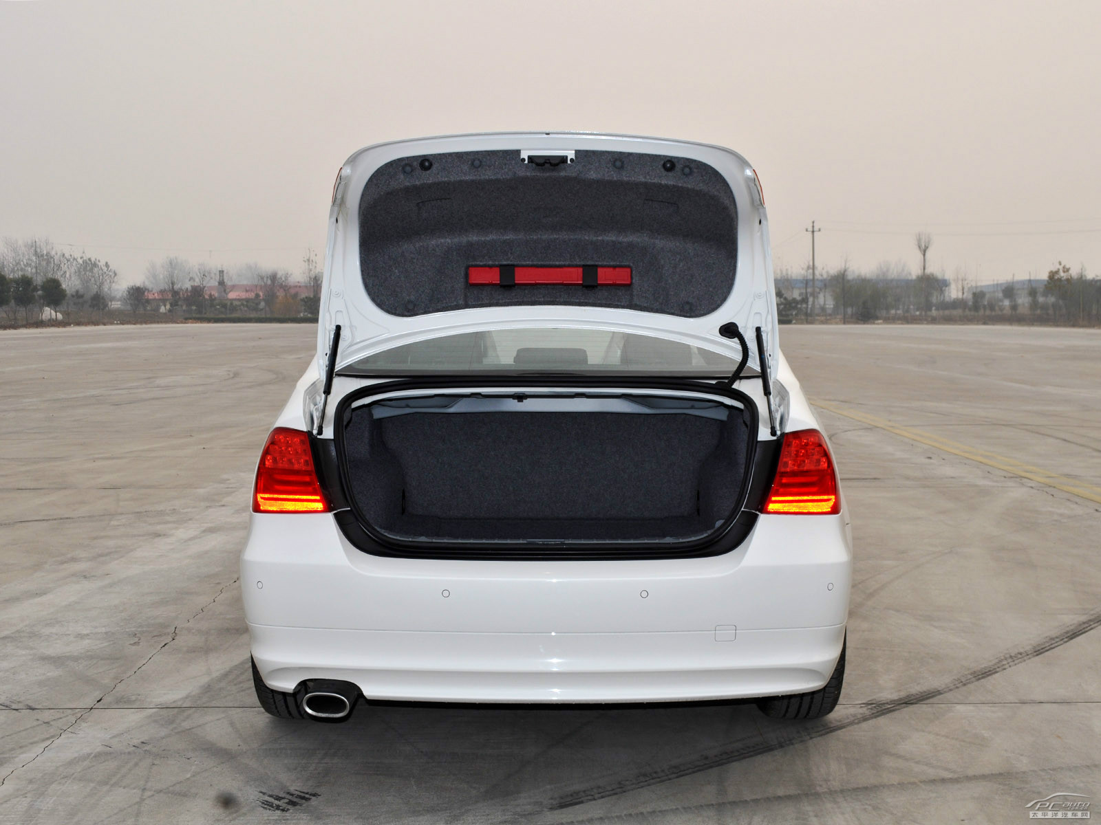 寶馬3系空間高清大圖