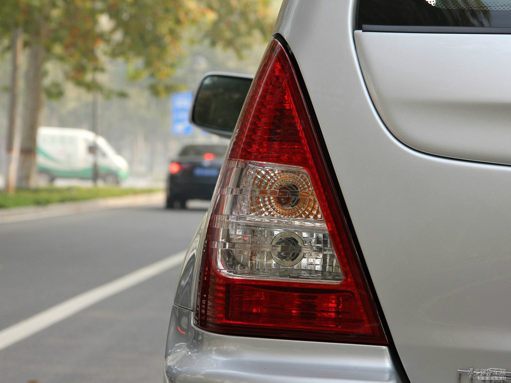 細(xì)白銀野馬F10外觀圖片