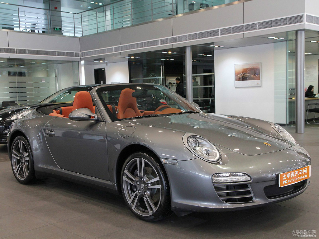 鉑銀保時(shí)捷911車(chē)身外觀圖片