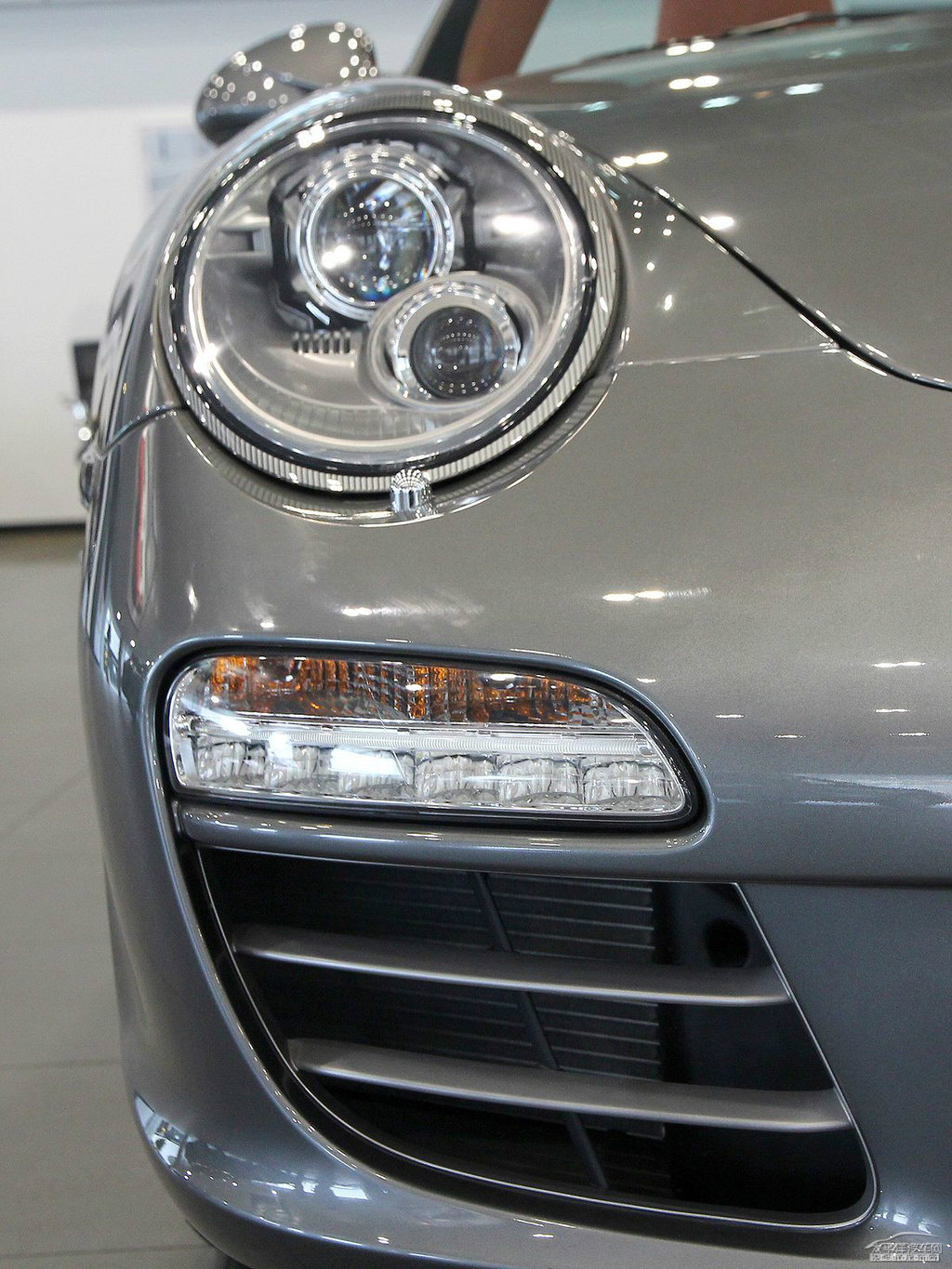 鉑銀保時(shí)捷911車頭外觀圖片