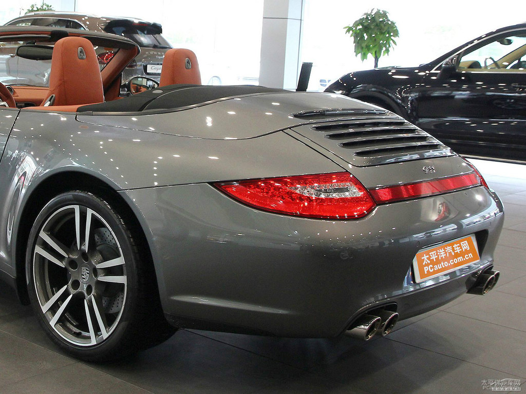 鉑銀保時(shí)捷911車尾外觀圖片