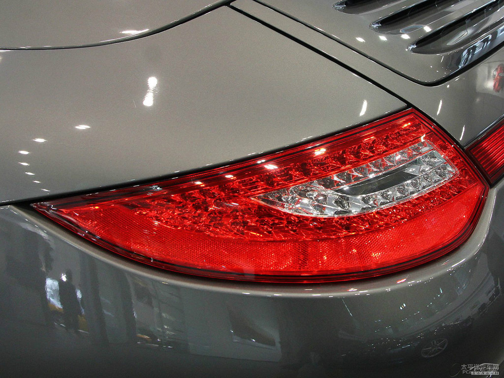 鉑銀保時(shí)捷911車尾外觀圖片