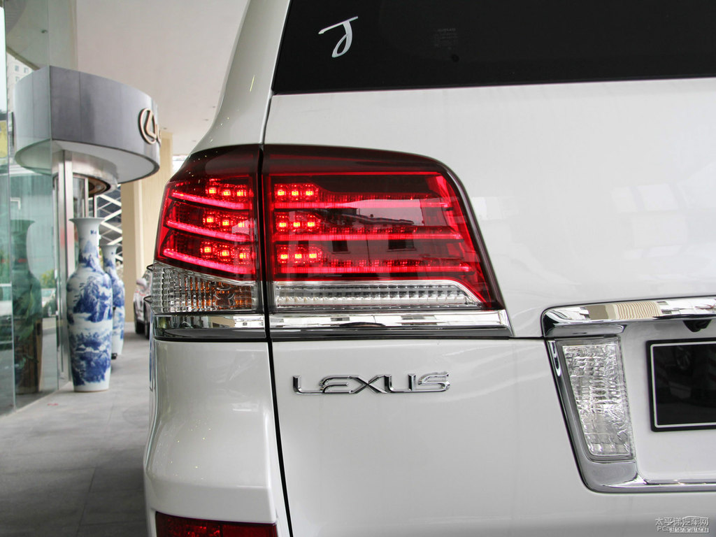 珍珠白色雷克薩斯LX車尾外觀圖片