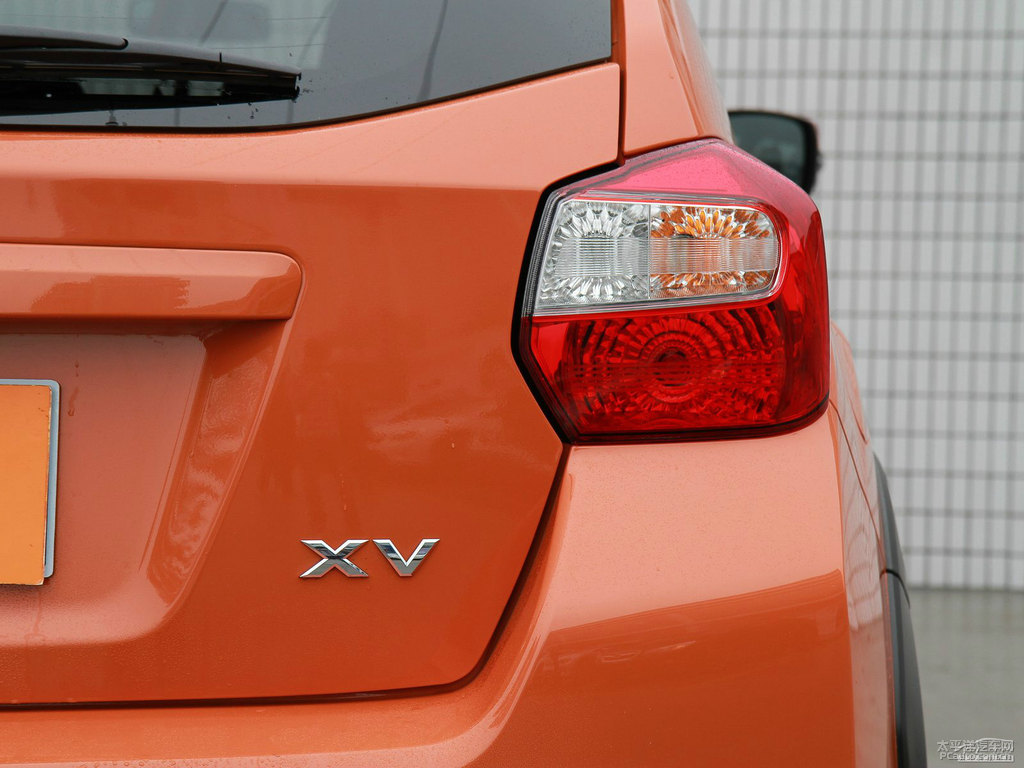 躍動(dòng)珠光橙斯巴魯XV車尾外觀圖片