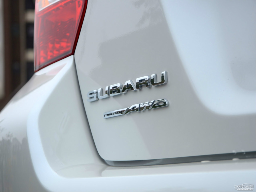 珍珠綢緞白斯巴魯XV車尾外觀圖片