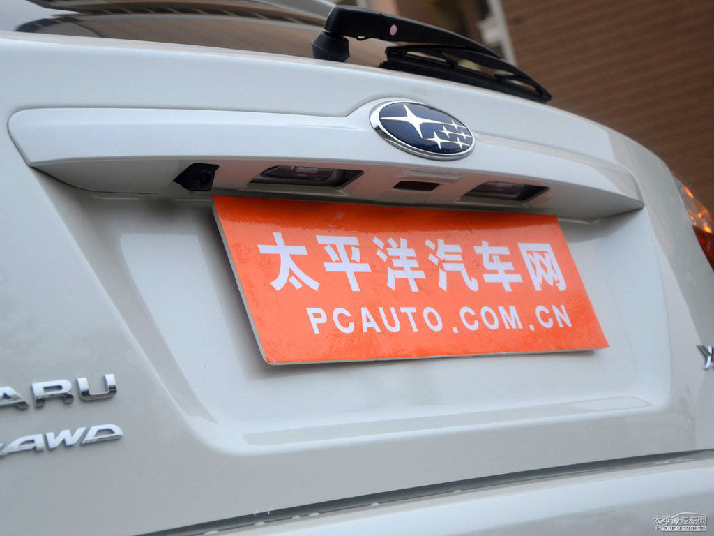 珍珠綢緞白斯巴魯XV車尾外觀圖片