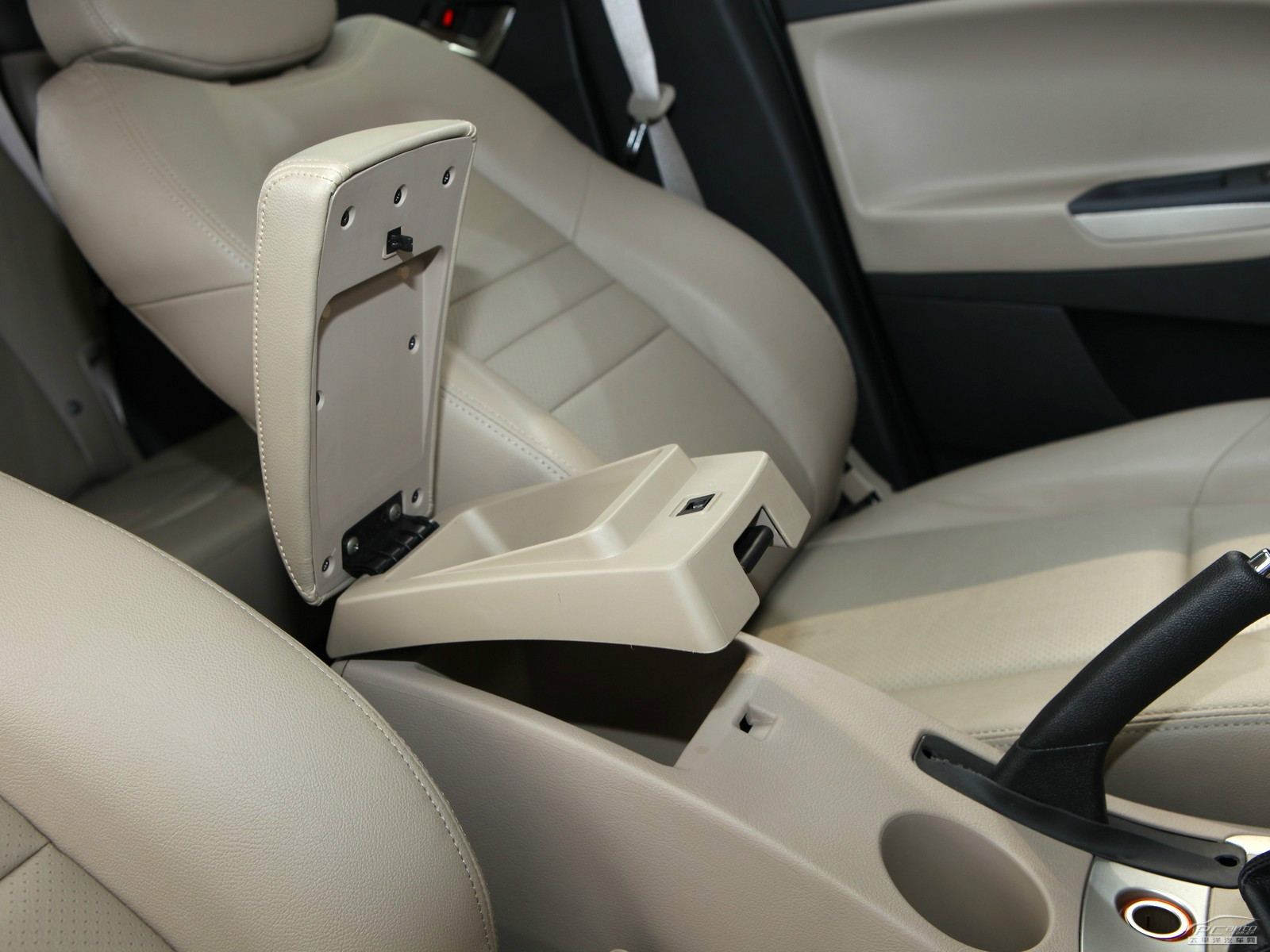 吉利GX7空間高清大圖