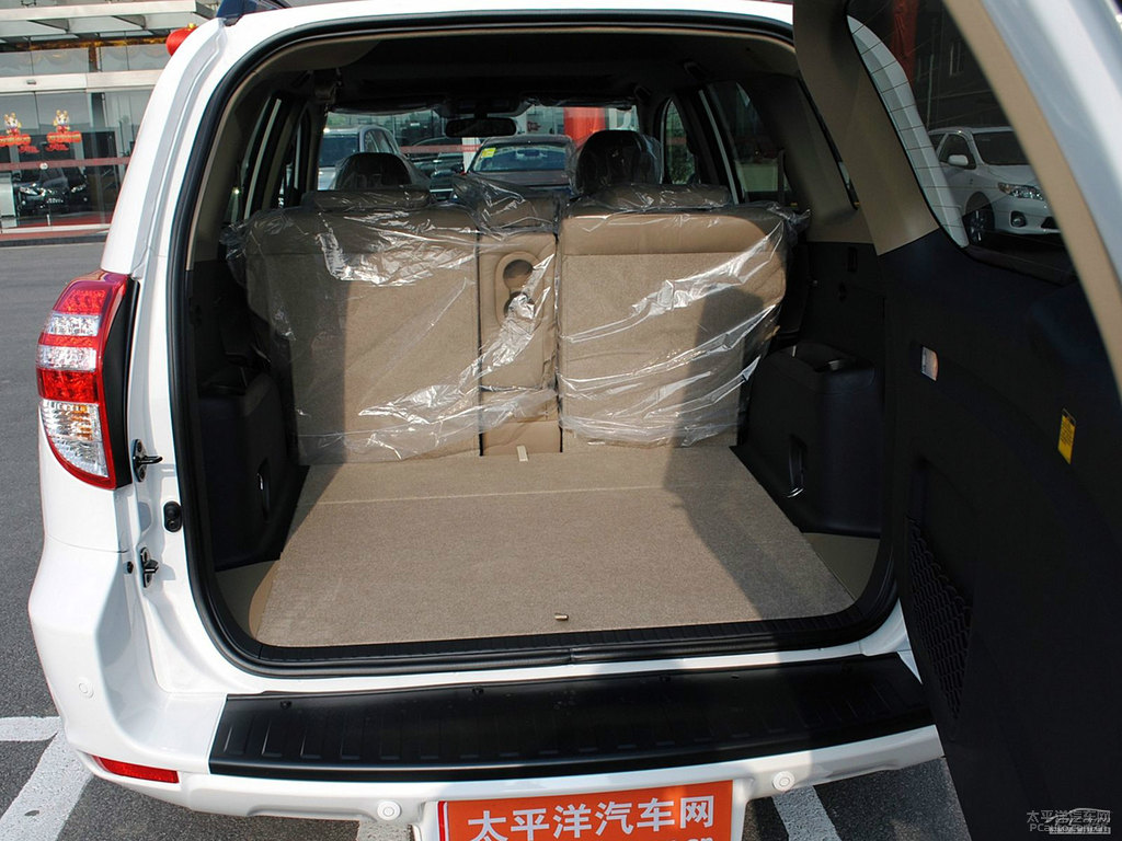 超級白RAV4榮放空間圖片