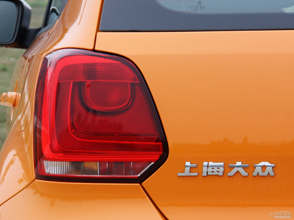 炫晶橙大眾Polo車尾外觀圖片