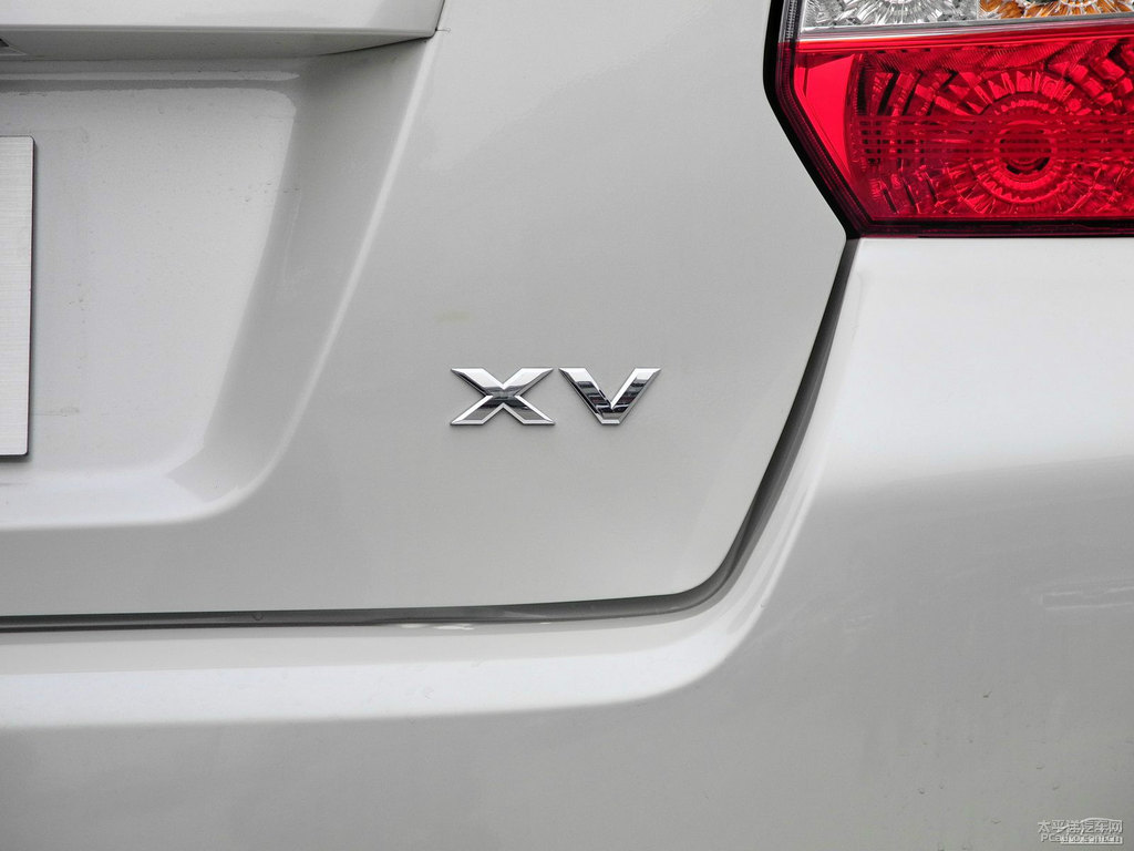 珍珠綢緞白斯巴魯XV車(chē)尾外觀圖片