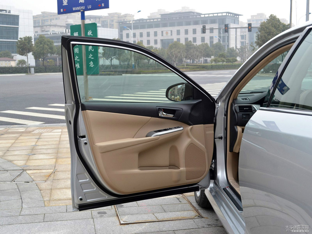 水晶銀凱美瑞車廂內(nèi)飾圖片