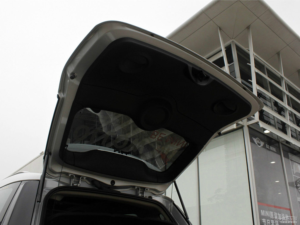 白銀色MINI CLUBMAN后備廂空間圖片