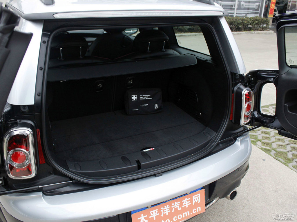 子夜黑MINI CLUBMAN后備廂空間圖片