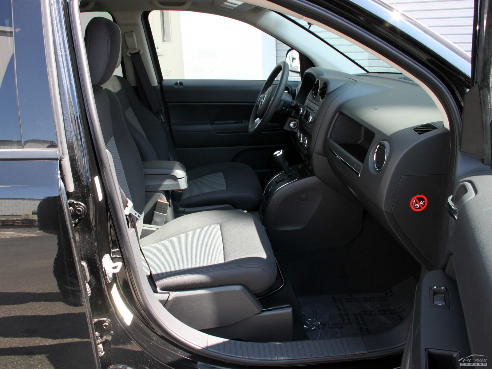 指南者(進(jìn)口)內(nèi)飾高清大圖