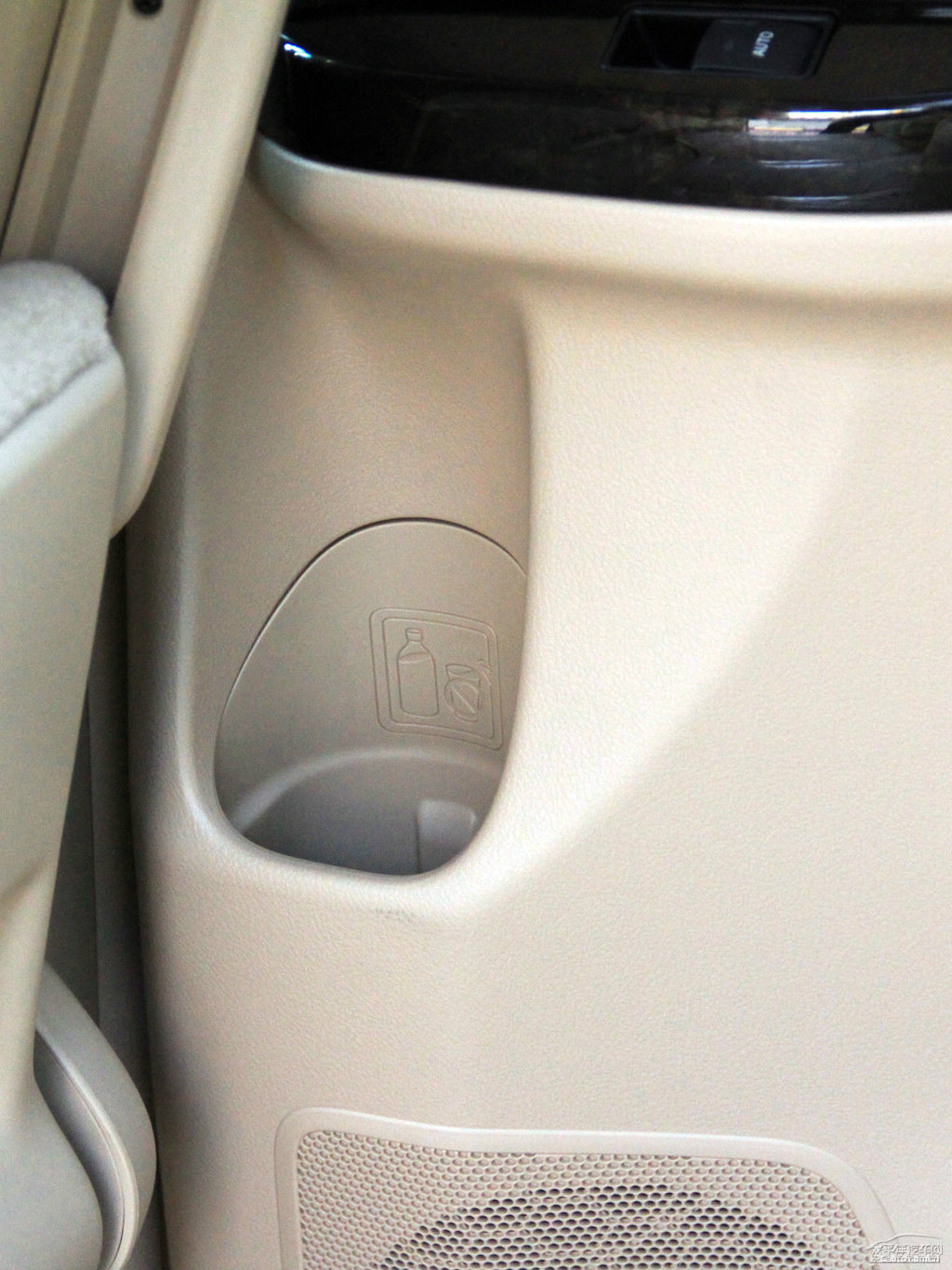 白色埃爾法空間圖片