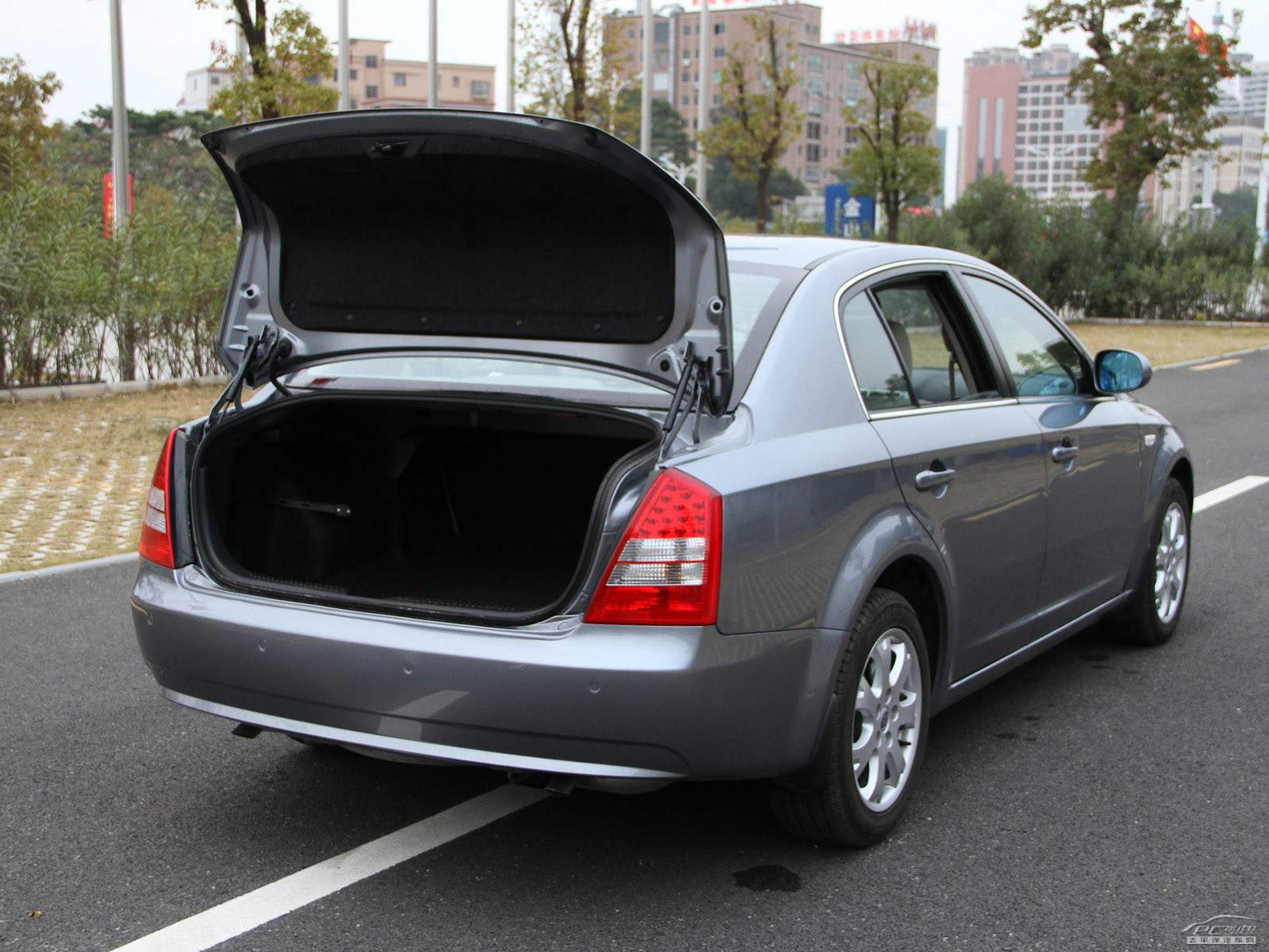 奔騰B70空間高清大圖