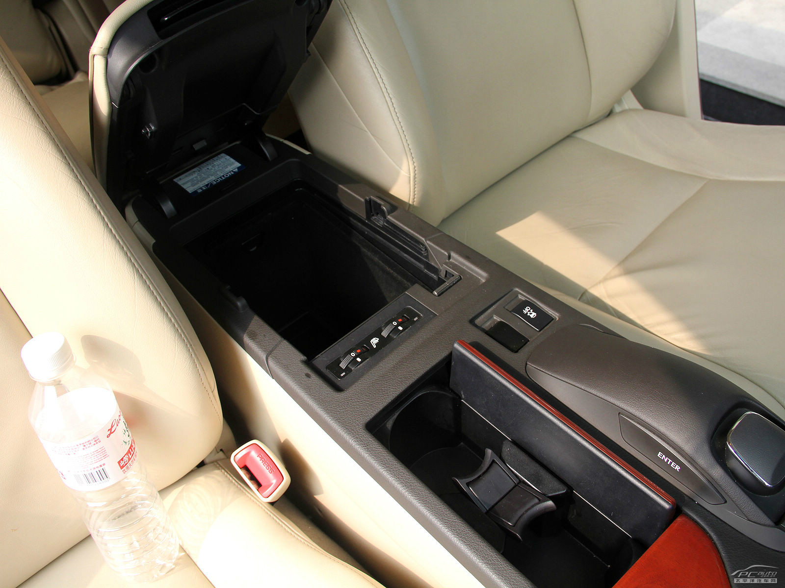 雷克薩斯RX空間高清大圖