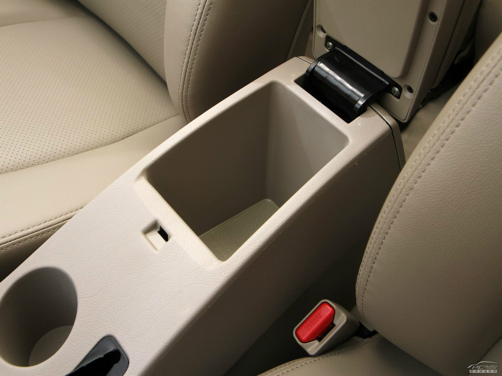 吉利GX7空間高清大圖