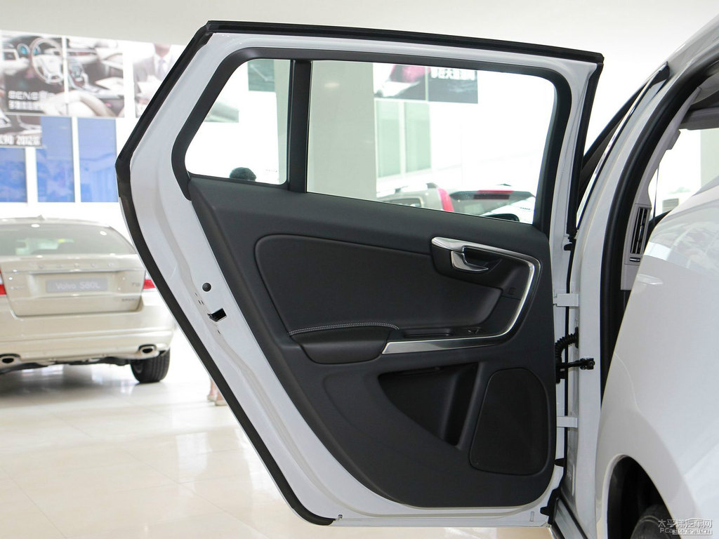 冰雪白沃爾沃V60車廂內(nèi)飾圖片