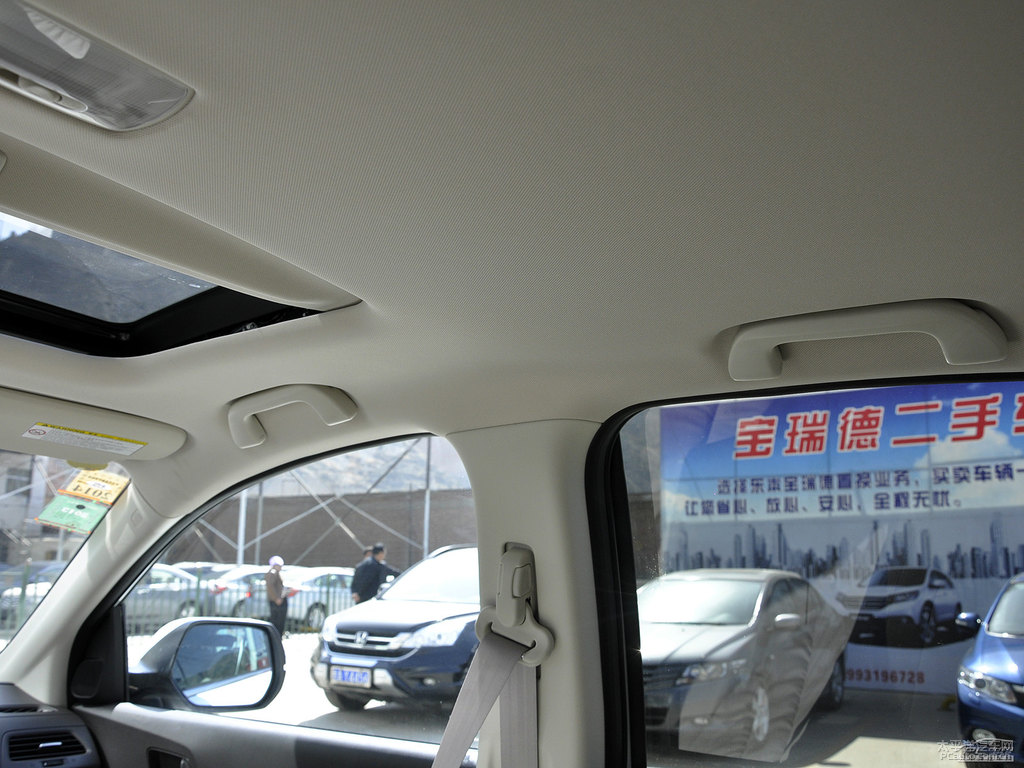 塔夫綢白本田CR-V車廂內(nèi)飾圖片