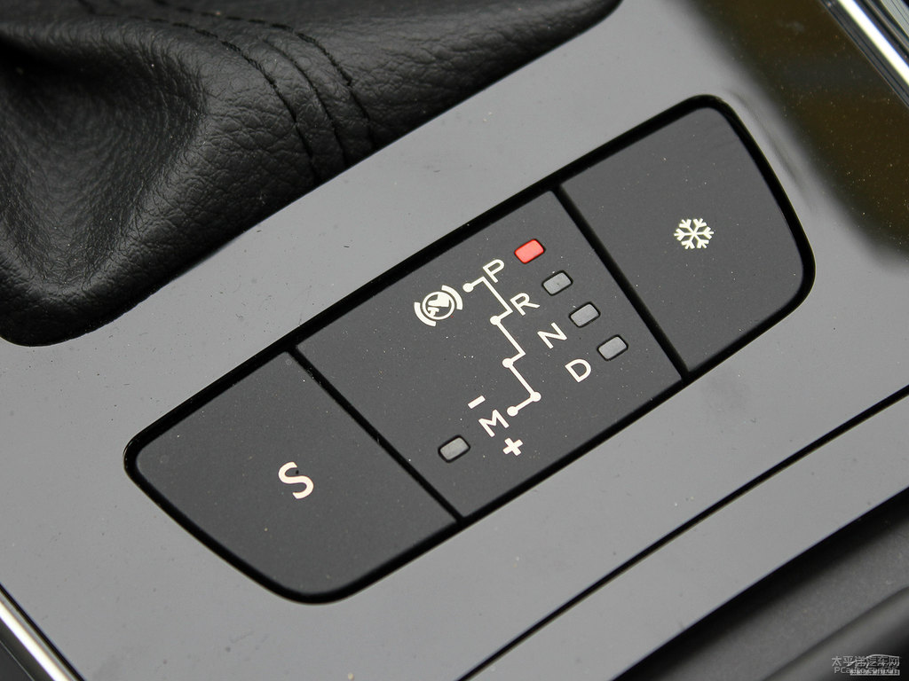 碳晶黑標(biāo)致508內(nèi)飾圖片