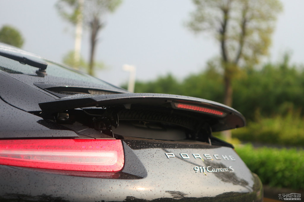 競速黃保時(shí)捷911車尾外觀圖片