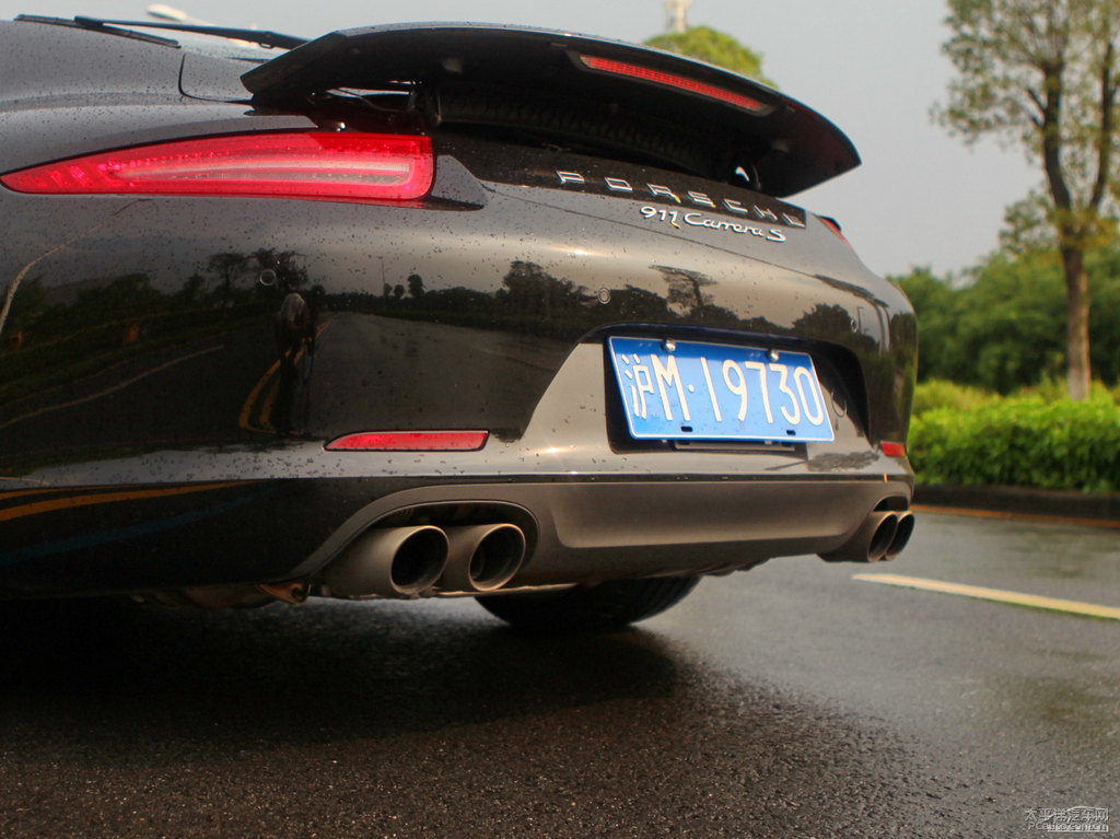 競速黃保時捷911車尾外觀圖片